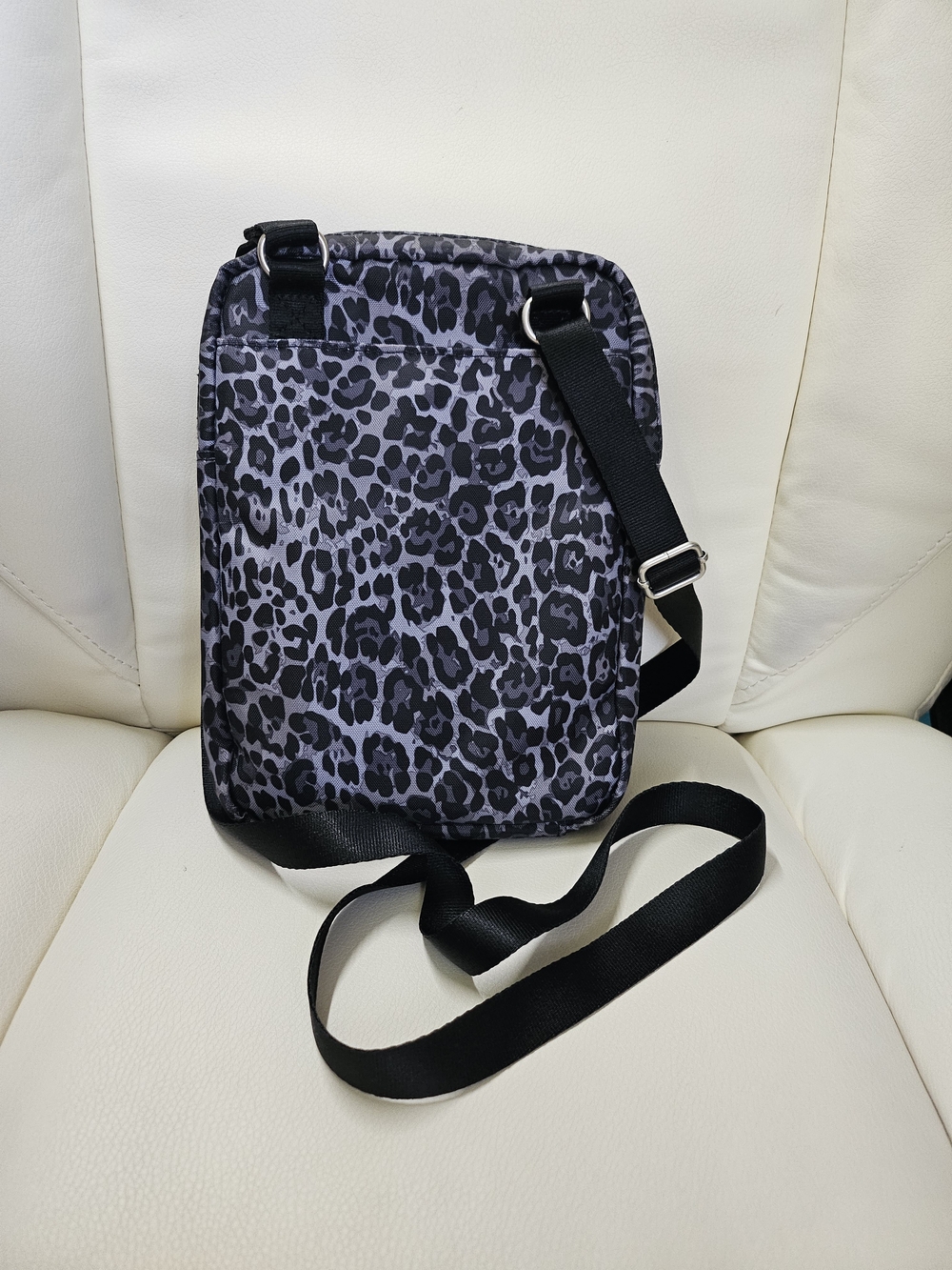 Baggallini Gray Leopard Crossbody Bag - Picture 4 of 16